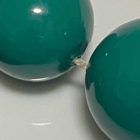 VINTAGE Green Plastic Bead Fashion Necklace, 18 inches - Picture 4 of 6